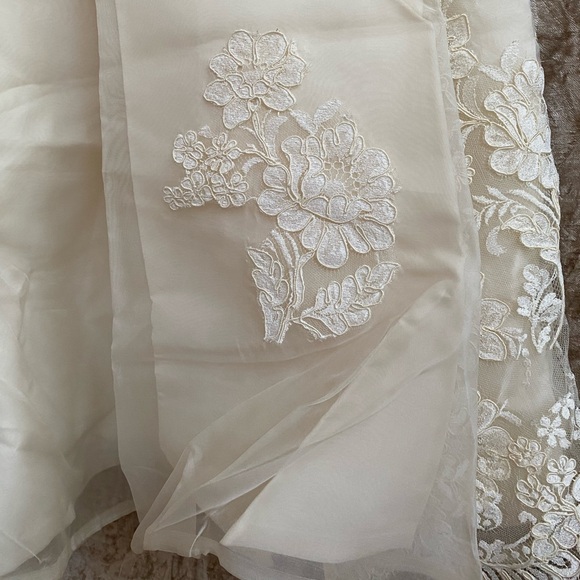 1950s-1960s Vintage Harzfeld’s Wedding Dress Size 8, lace, sheer portions - Picture 14 of 16